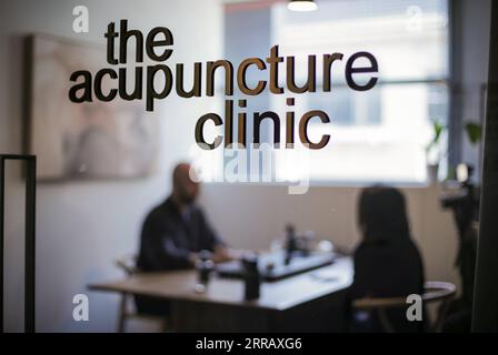 210820 -- SYDNEY, le 20 août 2021 -- Daniel Spigelman traite un patient à sa clinique d'acupuncture à Sydney, Australie, le 7 juin 2021. POUR ALLER AVEC la fonctionnalité : arriver au point de l'acupuncture - un voyage d'homme australien avec la médecine traditionnelle chinoise AUSTRALIE-SYDNEY-ACUPUNCTEUR BaixXuefei PUBLICATIONxNOTxINxCHN Banque D'Images