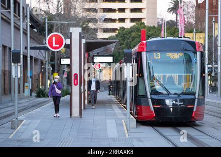 210820 -- SYDNEY, le 20 août 2021 -- des passagers quittent une station de sentiers légers à Sydney, Australie, le 20 août 2021. L état le plus peuplé d Australie, Nouvelle-Galles du Sud, la Nouvelle-Galles du Sud, épicentre de l épidémie actuelle de COVID du pays, a annoncé vendredi de prolonger le confinement sur le Grand Sydney jusqu à la fin septembre et d imposer un couvre-feu dans certaines zones préoccupantes. AUSTRALIE-SYDNEY-CONFINEMENT PROLONGÉ BaixXuefei PUBLICATIONxNOTxINxCHN Banque D'Images