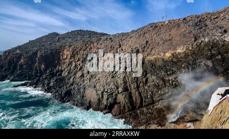 La Bufadora, un gesisier marin avec un arc-en-ciel dans la ville mexicaine d'Ensenada, est un endroit très touristique dans la Basse Californie du Mexique. Banque D'Images