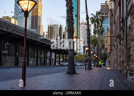 210820 -- SYDNEY, le 20 août 2021 -- Un homme marche à Sydney, Australie, le 20 août 2021. L état le plus peuplé d Australie, Nouvelle-Galles du Sud, la Nouvelle-Galles du Sud, épicentre de l épidémie actuelle de COVID du pays, a annoncé vendredi de prolonger le confinement sur le Grand Sydney jusqu à la fin septembre et d imposer un couvre-feu dans certaines zones préoccupantes. AUSTRALIE-SYDNEY-CONFINEMENT PROLONGÉ BaixXuefei PUBLICATIONxNOTxINxCHN Banque D'Images