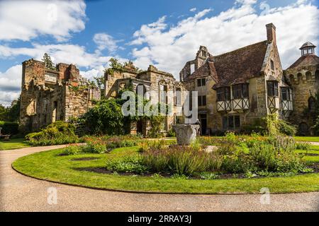 Ruines du château de Scotney vues avec la tour sur la droite, prises le 30 août 2023. Banque D'Images