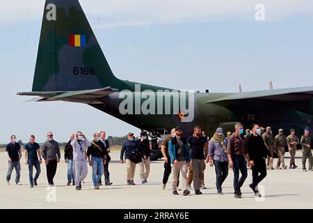 210821 -- BUCAREST, 21 août 2021 -- des Roumains et des Bulgares évacués d'Afghanistan sont vus sur le tarmac après avoir atterri avec un avion C-130 Hercules près de Bucarest, Roumanie, le 21 août 2021. L'avion militaire roumain est rentré samedi de Kaboul, la capitale de l'Afghanistan, ramenant 15 ressortissants roumains et quatre citoyens bulgares. Photo de /Xinhua ROUMANIE-BUCAREST-AFGHANISTAN-ÉVACUATION CristianxCristel PUBLICATIONxNOTxINxCHN Banque D'Images