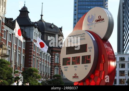 210823 -- TOKYO, 23 août 2021 -- une photo prise le 23 août 2021 montre un compte à rebours électronique pour les Jeux paralympiques de Tokyo, au Japon. Les Jeux Paralympiques de Tokyo ouvriront le 24 août et se termineront le 5 septembre. TOKYO2020JAPAN-TOKYO-PARALYMPICS-UN JOUR POUR ALLER DUXXIAOYI PUBLICATIONXNOTXINXCHN Banque D'Images