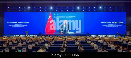 210823 -- CHONGQING, 23 août 2021 -- le vice-premier ministre chinois Liu He, également membre du bureau politique du Comité central du Parti communiste chinois, lit la lettre de félicitations du président chinois Xi Jinping au Forum de l'Organisation de coopération Chine-Shanghai sur l'économie numérique et à la Smart China Expo 2021, qui ont ouvert à Chongqing, dans le sud-ouest de la Chine, et prononce un discours lors de la cérémonie d'ouverture par liaison vidéo, le 23 août 2021. CHINE-CHONGQING-XI JINPING-LETTRE DE FÉLICITATIONS CN LIUXCHAN PUBLICATIONXNOTXINXCHN Banque D'Images