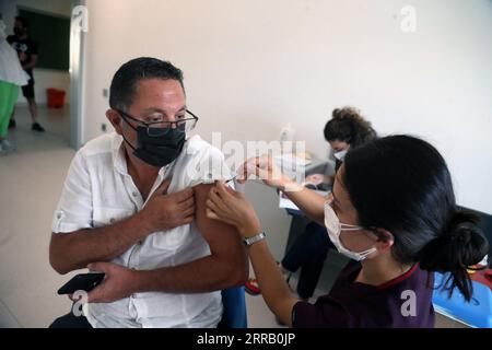 210824 -- ANKARA, le 24 août 2021 -- Un homme reçoit le vaccin COVID-19 à Ankara, en Turquie, le 23 août 2021. La Turquie a signalé lundi 18 857 nouveaux cas de COVID-19, portant son nombre d’infections à 6 234 520, selon son ministère de la Santé. Le nombre de décès dus au virus en Turquie a augmenté de 232 765 à 54 000, tandis que 15 833 personnes supplémentaires se sont rétablies au cours des dernières 24 heures. Photo de /Xinhua TURQUIE-ANKARA-COVID-19-VACCINATION MustafaxKaya PUBLICATIONxNOTxINxCHN Banque D'Images