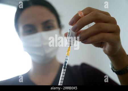 210824 -- ANKARA, le 24 août 2021 -- Une infirmière prépare une dose du vaccin contre la COVID-19 à Ankara, en Turquie, le 23 août 2021. La Turquie a signalé lundi 18 857 nouveaux cas de COVID-19, portant son nombre d’infections à 6 234 520, selon son ministère de la Santé. Le nombre de décès dus au virus en Turquie a augmenté de 232 765 à 54 000, tandis que 15 833 personnes supplémentaires se sont rétablies au cours des dernières 24 heures. Photo de /Xinhua TURQUIE-ANKARA-COVID-19-VACCINATION MustafaxKaya PUBLICATIONxNOTxINxCHN Banque D'Images