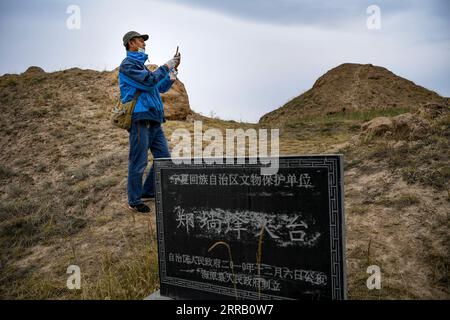 210824 -- YINCHUAN, 24 août 2021 -- Li Shixiang prend des photos lorsqu'il patrouille dans une ancienne ville du comté de Haiyuan, dans la région autonome hui de Ningxia, au nord-ouest de la Chine, le 12 août 2021. Li Shixiang, 45 ans, vit dans le comté de Haiyuan à Ningxia et est engagé dans la recherche et la protection de la Grande Muraille depuis plus de 15 ans. Quand Li était étudiant au collège, il vivait près d'une ancienne ville. Les murs anciens et les pièces de monnaie anciennes éparpillées l'intéressaient et il visitait la ville avec ses amis chaque week-end. Quand il a grandi, Li a conjointement dirigé une entreprise d'impression, ce qui lui a donné la chance de visiter différents r Banque D'Images