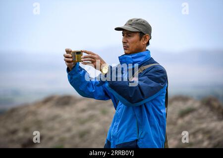 210824 -- YINCHUAN, 24 août 2021 -- Li Shixiang prend des photos lorsqu'il patrouille dans une ancienne ville du comté de Haiyuan, dans la région autonome hui de Ningxia, au nord-ouest de la Chine, le 12 août 2021. Li Shixiang, 45 ans, vit dans le comté de Haiyuan à Ningxia et est engagé dans la recherche et la protection de la Grande Muraille depuis plus de 15 ans. Quand Li était étudiant au collège, il vivait près d'une ancienne ville. Les murs anciens et les pièces de monnaie anciennes éparpillées l'intéressaient et il visitait la ville avec ses amis chaque week-end. Quand il a grandi, Li a conjointement dirigé une entreprise d'impression, ce qui lui a donné la chance de visiter différents r Banque D'Images