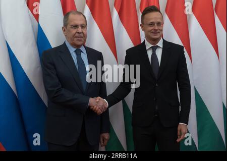 210824 -- BUDAPEST, le 24 août 2021 -- le ministre hongrois des Affaires étrangères et du Commerce, Peter Szijjarto R, serre la main du ministre russe des Affaires étrangères, Sergey Lavrov, à Budapest, en Hongrie, le 24 août 2021. La coopération bilatérale avec la Russie a produit des résultats pratiques et pragmatiques, a déclaré Peter Szijjarto ici mardi. Photo de /Xinhua HUNGARY-BUDAPEST-RUSSIA-FM-VISIT AttilaxVolgyi PUBLICATIONxNOTxINxCHN Banque D'Images