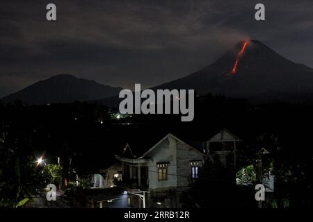 210824 -- MAGELANG, 24 août 2021 -- une photo prise le 24 août 2021 montre des matériaux volcaniques crachant du mont Merapi, vu depuis le village de Srumbung à Magelang, Java central, Indonésie. Photo de /Xinhua INDONÉSIE-MONT MERAPI-ÉRUPTION PriyoxUtomo PUBLICATIONxNOTxINxCHN Banque D'Images