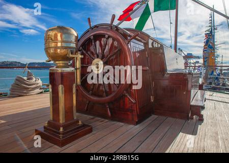 Lisbonne, Portugal, 31 août 2023 : Voilier mexicain Cuauhtémoc dans les quais d'Alcantara. Course des grands voiliers 2023. Navire d'entraînement à voile de la marine mexicaine Banque D'Images