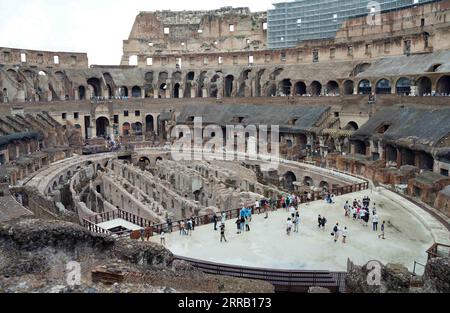 210825 -- ROME, 25 août 2021 -- les touristes visitent la zone hypogée du Colosseo à Rome, Italie, le 24 août 2021. La zone hypogée du Colosseo, contenant des tunnels souterrains et des salles où les gladiateurs et les animaux sauvages se préparaient autrefois à la bataille, était accessible aux visiteurs à partir de juin de cette année. ITALIE-ROME-COLOSSEO-ZONE SOUTERRAINE JinxMamengni PUBLICATIONxNOTxINxCHN Banque D'Images