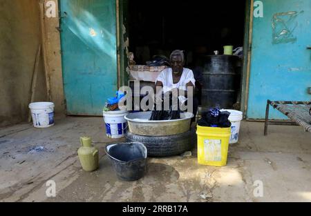 210825 -- KHARTOUM, le 25 août 2021 -- Un soudanais fournit un service de lavage des mains à Khartoum, Soudan, le 24 août 2021. SOUDAN-KHARTOUM-VÊTEMENTS LAVAGE MohamedxKhidir PUBLICATIONxNOTxINxCHN Banque D'Images