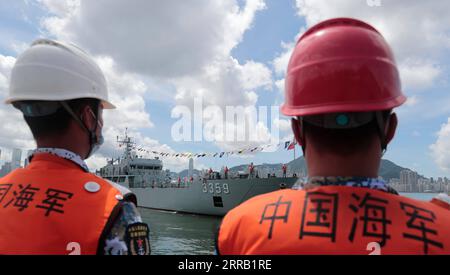 210826 -- HONG KONG, le 26 août 2021 -- des navires de la marine se préparent à accoster à Hong Kong, dans le sud de la Chine, le 25 août 2021. La garnison de Hong Kong de l Armée populaire de libération chinoise a achevé mercredi la 24e rotation depuis qu elle a commencé à se constituer en garnison à Hong Kong en 1997. Approuvé par la Commission militaire centrale CMC, le déménagement est une rotation annuelle de routine conformément à la loi de la République populaire de Chine sur le garrisoning de la région administrative spéciale de Hong Kong. CHINE-HONG KONG-PLA GARNISON-ROUTINE ROTATIONCN XINHUA PUBLICATIONXNOTXINXCHN Banque D'Images