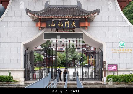 210827 -- ZHANGJIAJIE, le 27 août 2021 -- des membres du personnel ouvrent la porte du site touristique de Tianmen Mountain à Zhangjiajie, province du Hunan au centre de la Chine, le 27 août 2021. La zone centrale du spot pittoresque de Wulingyuan, du site touristique de Tianmen Mountain et du Grand Canyon de Zhangjiajie a rouvert vendredi après la récente résurgence du COVID-19. CHINA-HUNAN-ZHANGJIAJIE-TOURISM SITE CN CHENXSIHAN PUBLICATIONXNOTXINXCHN Banque D'Images