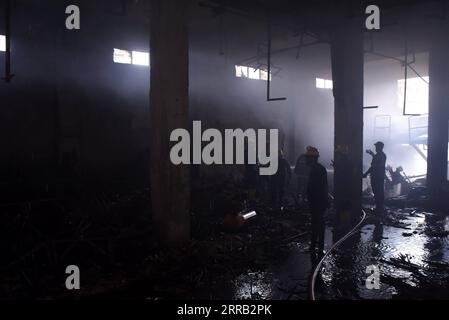 210827 -- KARACHI, 27 août 2021 -- des pompiers travaillent sur le site d'un incendie d'usine à Karachi, province du Sindh, au sud du Pakistan, le 27 août 2021. Un incendie dans une usine chimique de Karachi, ville portuaire du sud du Pakistan, a tué au moins 15 ouvriers vendredi, ont déclaré la police et les responsables des secours. Str/Xinhua SpotNewsPAKISTAN-KARACHI-FACTORY FIRE Stringer PUBLICATIONxNOTxINxCHN Banque D'Images