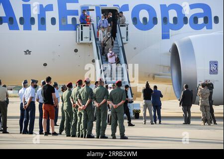 210828 -- MADRID, le 28 août 2021 -- des personnes évacuées d'Afghanistan arrivent à un aéroport militaire de Madrid, en Espagne, le 27 août 2021. Le gouvernement espagnol a déclaré vendredi qu'il avait conclu son opération d'évacuation des Espagnols et des Afghans qui avaient travaillé avec les autorités espagnoles en Afghanistan. Le dernier vol espagnol de Kaboul devait atterrir à l'aéroport militaire de Torrejon de Ardoz à Madrid vendredi soir, portant à 2 206 le nombre d'Afghans évacués par les Espagnols, selon le Premier ministre espagnol Pedro Sanchez. Photo de /Xinhua ESPAGNE-MADRID-AFGHANS-ESPAGNOLS-ÉVACUATION-HALT G Banque D'Images