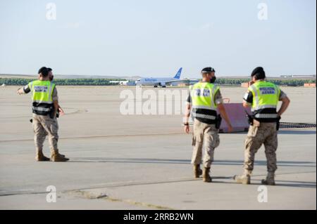 210828 -- MADRID, le 28 août 2021 -- Un avion transportant des Espagnols et des Afghans évacués atterrit à un aéroport militaire de Madrid, en Espagne, le 27 août 2021. Le gouvernement espagnol a déclaré vendredi qu'il avait conclu son opération d'évacuation des Espagnols et des Afghans qui avaient travaillé avec les autorités espagnoles en Afghanistan. Le dernier vol espagnol de Kaboul devait atterrir à l'aéroport militaire de Torrejon de Ardoz à Madrid vendredi soir, portant à 2 206 le nombre d'Afghans évacués par les Espagnols, selon le Premier ministre espagnol Pedro Sanchez. Photo de /Xinhua SPAIN-MADRID-AFGHANS-SPANIARDS-EVACUAT Banque D'Images