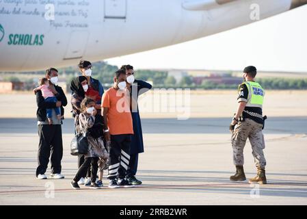 210828 -- MADRID, le 28 août 2021 -- des personnes évacuées d'Afghanistan arrivent à un aéroport militaire de Madrid, en Espagne, le 27 août 2021. Le gouvernement espagnol a déclaré vendredi qu'il avait conclu son opération d'évacuation des Espagnols et des Afghans qui avaient travaillé avec les autorités espagnoles en Afghanistan. Le dernier vol espagnol de Kaboul devait atterrir à l'aéroport militaire de Torrejon de Ardoz à Madrid vendredi soir, portant à 2 206 le nombre d'Afghans évacués par les Espagnols, selon le Premier ministre espagnol Pedro Sanchez. Photo de /Xinhua ESPAGNE-MADRID-AFGHANS-ESPAGNOLS-ÉVACUATION-HALT G Banque D'Images