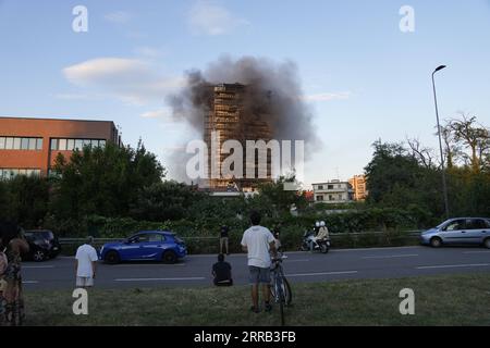 Bilder des Jahres 2021, News 08 août News Themen der Woche KW34 News Bilder des Tages 210829 -- MILAN ITALIE, 29 août 2021 -- les gens regardent un bâtiment ravagé par un incendie à Milan, Italie, le 29 août 2021. Un incendie s'est déclaré dimanche dans le bâtiment de plusieurs étages ici, ont rapporté les médias locaux. ITALIE-MILAN-BÂTIMENT-FEU Xinhua PUBLICATIONxNOTxINxCHN Banque D'Images