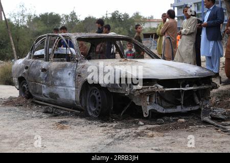 210830 -- KABOUL, 30 août 2021 -- une photo prise le 30 août 2021 montre un véhicule endommagé après des tirs de roquettes à Kaboul, capitale de l'Afghanistan. Cinq roquettes ont été tirées tôt lundi sur l'aéroport de Kaboul, dans la capitale afghane, où l'évacuation des troupes dirigées par les États-Unis est en cours, ont déclaré des témoins. Les roquettes attachées à une berline ont été tirées vers l ' aéroport depuis la localité de Khair Khana Minia. Il me semblait que le système de missiles américain avait intercepté les roquettes, a déclaré Sayyad Mohammad à Xinhua. Photo de /Xinhua AFGHANISTAN-KABUL-ROCKETS-AIRPORT Kabir PUBLICATIONxNOTxINxCHN Banque D'Images