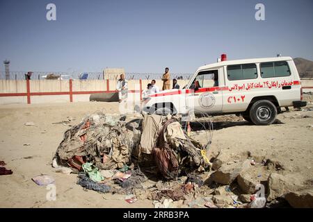 210830 -- KABOUL, le 30 août 2021 -- une ambulance est vue sur le site de l'explosion près de l'aéroport de Kaboul en Afghanistan, le 27 août 2021. Photo par /Xinhua Xinhua titres : les survivants des bombardements de l'aéroport afghan disent que des civils ont été tués par des balles américaines SaifurahmanxSafi PUBLICATIONxNOTxINxCHN Banque D'Images