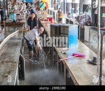 Chine, Überschwemmungen durch Starkregen à Chongqing 210830 -- CHONGQING, 30 août 2021 -- Un vendeur nettoie la boue sur le sol d'un marché dans le comté de Wuxi de Chongqing, dans le sud-ouest de la Chine, 30 août 2021. De fortes pluies ont provoqué l'inondation de quatre rivières dans la municipalité de Chongqing, dans le sud-ouest de la Chine, et plus de 2 000 personnes ont été évacuées, selon le siège de la lutte contre les inondations et des secours en cas de sécheresse de Chongqing. Dans le comté de Wuxi, plus de 260 magasins ont été inondés en raison de pluies constantes. Les services locaux de sécurité publique et d'urgence ont mis en place conjointement des équipes de secours pour aider les propriétaires de magasins à transférer m Banque D'Images