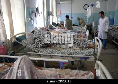 210830 -- KABOUL, le 30 août 2021 -- des personnes blessées dans les attaques à l'aéroport de Kaboul reçoivent des soins médicaux dans un hôpital local à Kaboul, capitale de l'Afghanistan, le 27 août 2021. Photo par /Xinhua Xinhua titres : les survivants des bombardements de l'aéroport afghan disent que des civils ont été tués par des balles américaines SaifurahmanxSafi PUBLICATIONxNOTxINxCHN Banque D'Images