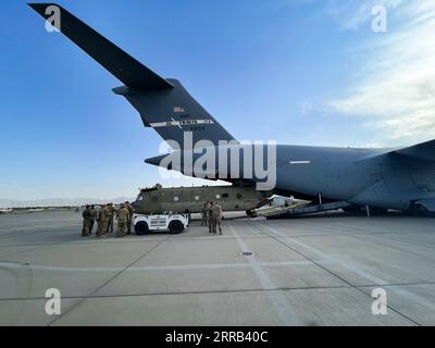 210830 -- WASHINGTON, le 30 août 2021 -- Un CH-47 Chinook est chargé à bord d'un C-17 Globemaster III de l'US Air Force à l'aéroport international Hamid Karzai à Kaboul, Afghanistan, le 28 août 2021. Le Commandement central américain a annoncé lundi que le retrait des troupes américaines d'Afghanistan était terminé, mettant fin à 20 ans d'invasion menée par les États-Unis dans le pays. /Document via Xinhua États-Unis-WASHINGTON, D.C.-AFGHANISTAN-États-Unis RETRAIT-ACHÈVEMENT DES TROUPES U.S.xCentralxCommandxPublicxAffairs PUBLICATIONxNOTxINxCHN Banque D'Images