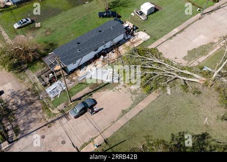 210831 -- HOUMA, le 31 août 2021 -- Un arbre déraciné par l'ouragan Ida à Houma, Louisiane, États-Unis, le 30 août 2021. Avec des personnes échouées en attente de secours sur des toits endommagés, des routes inondées bloquées par des arbres et des lignes électriques abattus, et plus d'un million de personnes sans électricité jusqu'à lundi matin, l'ouragan Ida a fait des ravages étendus depuis son arrivée sur terre dans l'État de Louisiane, dans le sud des États-Unis, dimanche. Photo de /Xinhua U.S.-LOUISIANA-HOUMA-HURRICANE IDA-AFTERMATH NickxWagner PUBLICATIONxNOTxINxCHN Banque D'Images