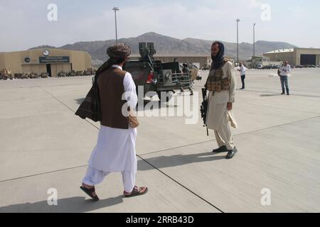 210831 -- KABOUL, le 31 août 2021 -- des membres talibans sont vus à l'aéroport de Kaboul à Kaboul, capitale de l'Afghanistan, le 31 août 2021. Les talibans se sont félicités du retrait des États-Unis d’Afghanistan tôt mardi après que les dernières troupes américaines ont quitté l’aéroport de Kaboul, mettant fin à une guerre d’invasion de 20 ans dans le pays asiatique. Photo de /Xinhua AFGHANISTAN-KABOUL-AIRPORT-U.S. RETRAIT-TALIBAN SaifurahmanxSafi PUBLICATIONxNOTxINxCHN Banque D'Images