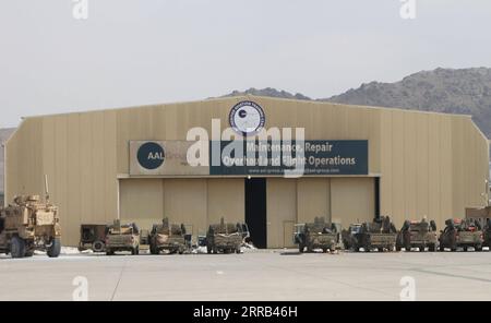 Afghanistan, Zurückgelassene Fahrzeuge und Flugzeuge am Flughafen in Kaboul 210831 -- KABOUL, le 31 août 2021 -- une photo prise le 31 août 2021 montre des véhicules militaires à l'aéroport de Kaboul à Kaboul, capitale de l'Afghanistan. Le Commandement central américain a annoncé lundi que le retrait des troupes américaines d'Afghanistan était terminé. Photo de /Xinhua AFGHANISTAN-KABOUL-AIRPORT-U.S. SEVRAGE SaifurahmanxSafi PUBLICATIONxNOTxINxCHN Banque D'Images