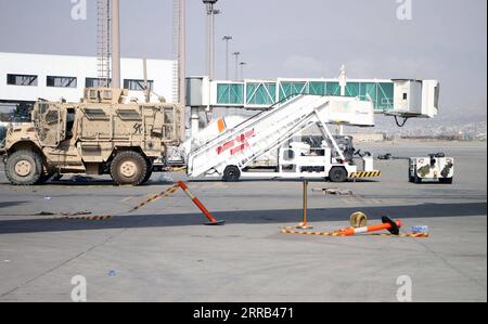 Afghanistan, Zurückgelassene Fahrzeuge und Flugzeuge am Flughafen in Kaboul 210831 -- KABOUL, le 31 août 2021 -- une photo prise le 31 août 2021 montre l'aéroport de Kaboul à Kaboul, capitale de l'Afghanistan. Le Commandement central américain a annoncé lundi que le retrait des troupes américaines d'Afghanistan était terminé. Photo de /Xinhua AFGHANISTAN-KABOUL-AIRPORT-U.S. SEVRAGE SaifurahmanxSafi PUBLICATIONxNOTxINxCHN Banque D'Images