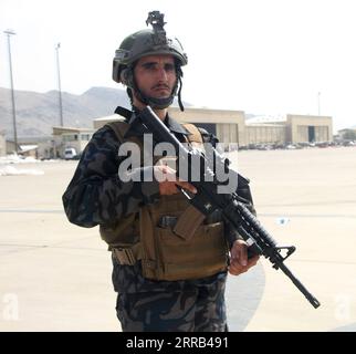 Afghanistan, Taliban am Flughafen à Kaboul 210831 -- KABOUL, le 31 août 2021 -- Un membre des Taliban monte la garde à l'aéroport de Kaboul à Kaboul, capitale de l'Afghanistan, le 31 août 2021. Le Commandement central américain a annoncé lundi que le retrait des troupes américaines d'Afghanistan était terminé. Photo de /Xinhua AFGHANISTAN-KABOUL-AIRPORT-U.S. SEVRAGE SaifurahmanxSafi PUBLICATIONxNOTxINxCHN Banque D'Images