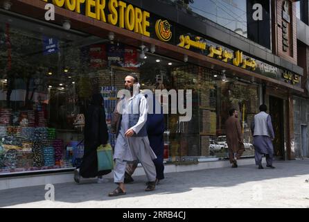 210831 -- KABOUL, le 31 août 2021 -- des gens marchent dans la rue à Kaboul, capitale de l'Afghanistan, le 31 août 2021. Photo de /Xinhua AFGHANISTAN-KABUL-STREET VIEW Kabir PUBLICATIONxNOTxINxCHN Banque D'Images