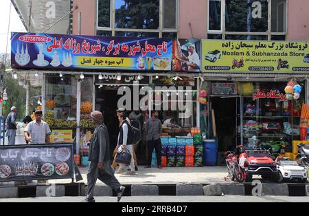 210831 -- KABOUL, le 31 août 2021 -- des gens marchent dans la rue à Kaboul, capitale de l'Afghanistan, le 31 août 2021. Photo de /Xinhua AFGHANISTAN-KABUL-STREET VIEW Kabir PUBLICATIONxNOTxINxCHN Banque D'Images