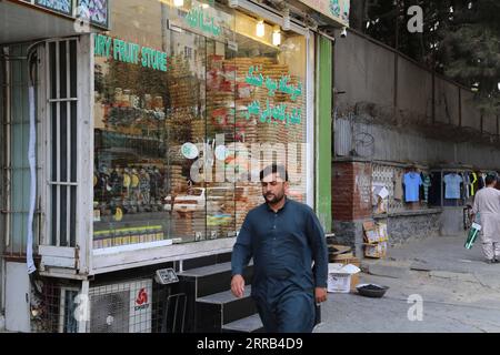 210831 -- KABOUL, le 31 août 2021 -- Un homme passe devant un magasin à Kaboul, capitale de l'Afghanistan, le 31 août 2021. Photo de /Xinhua AFGHANISTAN-KABUL-STREET VIEW Kabir PUBLICATIONxNOTxINxCHN Banque D'Images