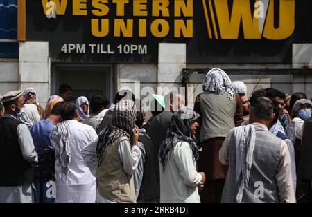 210831 -- KABOUL, le 31 août 2021 -- des gens font la queue devant une banque à Kaboul, capitale de l'Afghanistan, le 31 août 2021. Photo de /Xinhua AFGHANISTAN-KABUL-STREET VIEW Kabir PUBLICATIONxNOTxINxCHN Banque D'Images