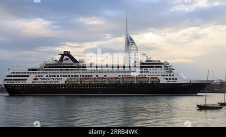 Bateau de croisière passant devant la tour Spinnaker à son départ de Portsmouth. Vasco da Gama est un navire de croisière de classe S appartenant à Mystic Invest et exploité par la société allemande Nicko Cruises. Les noms précédents sont Statendam et Pacific Eden. Il est actuellement enregistré au port de Madère au Portugal, et porte le nom de l'explorateur portugais. Le navire a quatorze ponts et peut transporter 1258 passagers et 557 membres d'équipage. Banque D'Images