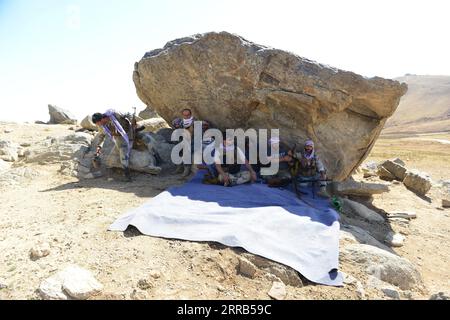 210901 -- ANABA AFGHANISTAN, 1 septembre 2021 -- des combattants anti-talibans afghans sont en repos dans le district d'Anaba, dans la province de Panjshir, en Afghanistan, le 1 septembre 2021. Un dirigeant taliban, le mollah Amir Khan Mutaqi, a insisté pour une solution pacifique de l'impasse dans la province de Panjshir, exhortant la population de Panjshir à aider à stabiliser la paix et la sécurité dans le pays. Panjshir est la seule province parmi les 34 provinces afghanes qui est restée hors du contrôle des talibans depuis la chute des grandes villes, dont la capitale Kaboul. Photo de /Xinhua AFGHANISTAN-PANJSHIR-ANABA-STANDOFF Arman PUBLICATIONxNOTxIN Banque D'Images