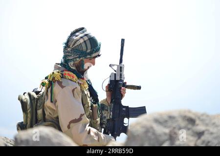 210901 -- ANABA AFGHANISTAN, 1 septembre 2021 -- un combattant afghan anti-taliban est vu au sommet d'une colline dans le district d'Anaba, dans la province de Panjshir, en Afghanistan, le 1 septembre 2021. Un dirigeant taliban, le mollah Amir Khan Mutaqi, a insisté pour une solution pacifique de l'impasse dans la province de Panjshir, exhortant la population de Panjshir à aider à stabiliser la paix et la sécurité dans le pays. Panjshir est la seule province parmi les 34 provinces afghanes qui est restée hors du contrôle des talibans depuis la chute des grandes villes, dont la capitale Kaboul. Photo de /Xinhua AFGHANISTAN-PANJSHIR-ANABA-STANDOFF Arman PUBLICA Banque D'Images