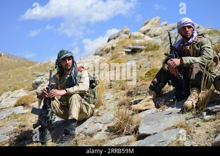 210901 -- ANABA AFGHANISTAN, 1 septembre 2021 -- des combattants anti-talibans afghans sont en repos dans le district d'Anaba, dans la province de Panjshir, en Afghanistan, le 1 septembre 2021. Un dirigeant taliban, le mollah Amir Khan Mutaqi, a insisté pour une solution pacifique de l'impasse dans la province de Panjshir, exhortant la population de Panjshir à aider à stabiliser la paix et la sécurité dans le pays. Panjshir est la seule province parmi les 34 provinces afghanes qui est restée hors du contrôle des talibans depuis la chute des grandes villes, dont la capitale Kaboul. Photo de /Xinhua AFGHANISTAN-PANJSHIR-ANABA-STANDOFF Arman PUBLICATIONxNOTxIN Banque D'Images