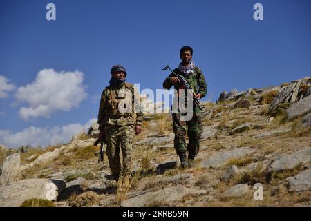 210901 -- ANABA AFGHANISTAN, 1 septembre 2021 -- des combattants afghans anti-talibans patrouillent dans le district d'Anaba, dans la province de Panjshir, en Afghanistan, le 1 septembre 2021. Un dirigeant taliban, le mollah Amir Khan Mutaqi, a insisté pour une solution pacifique de l'impasse dans la province de Panjshir, exhortant la population de Panjshir à aider à stabiliser la paix et la sécurité dans le pays. Panjshir est la seule province parmi les 34 provinces afghanes qui est restée hors du contrôle des talibans depuis la chute des grandes villes, dont la capitale Kaboul. Photo de /Xinhua AFGHANISTAN-PANJSHIR-ANABA-STANDOFF Arman PUBLICATIONxNOTxINxCHN Banque D'Images