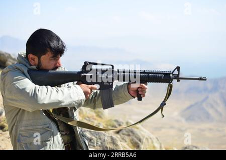 210901 -- ANABA AFGHANISTAN, 1 septembre 2021 -- un combattant afghan anti-taliban est vu au sommet d'une colline dans le district d'Anaba, dans la province de Panjshir, en Afghanistan, le 1 septembre 2021. Un dirigeant taliban, le mollah Amir Khan Mutaqi, a insisté pour une solution pacifique de l'impasse dans la province de Panjshir, exhortant la population de Panjshir à aider à stabiliser la paix et la sécurité dans le pays. Panjshir est la seule province parmi les 34 provinces afghanes qui est restée hors du contrôle des talibans depuis la chute des grandes villes, dont la capitale Kaboul. Photo de /Xinhua AFGHANISTAN-PANJSHIR-ANABA-STANDOFF Arman PUBLICA Banque D'Images