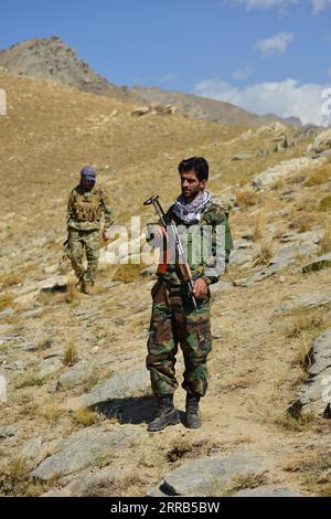 210901 -- ANABA AFGHANISTAN, 1 septembre 2021 -- des combattants afghans anti-talibans patrouillent dans le district d'Anaba, dans la province de Panjshir, en Afghanistan, le 1 septembre 2021. Un dirigeant taliban, le mollah Amir Khan Mutaqi, a insisté pour une solution pacifique de l'impasse dans la province de Panjshir, exhortant la population de Panjshir à aider à stabiliser la paix et la sécurité dans le pays. Panjshir est la seule province parmi les 34 provinces afghanes qui est restée hors du contrôle des talibans depuis la chute des grandes villes, dont la capitale Kaboul. Photo de /Xinhua AFGHANISTAN-PANJSHIR-ANABA-STANDOFF Arman PUBLICATIONxNOTxINxCHN Banque D'Images