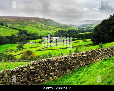 Vue de la voie Nidderdale vers SCAR House Reservoir Nidderdale AONB North Yorkshire Angleterre Banque D'Images