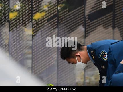 210903 -- SHENYANG, le 3 septembre 2021 -- Un soldat dépose des fleurs devant le mur commémoratif des martyrs du PCV volontaires du peuple chinois au cimetière des martyrs du PCV à Shenyang, dans la province du Liaoning du nord-est de la Chine, le 3 septembre 2021. Les restes de 109 soldats chinois tués lors de la guerre de Corée de 1950-53 ont été inhumés vendredi à Shenyang. CHINE-LIAONING-SHENYANG-GUERRE CORÉENNE-SOLDATS CHINOIS-RESTES-CÉRÉMONIE D'ENTERREMENT CN YANGXQING PUBLICATIONXNOTXINXCHN Banque D'Images