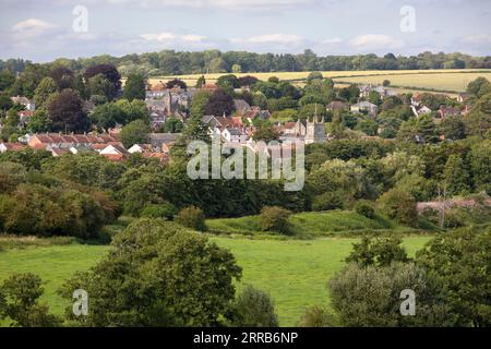 Vue sur la ville de Tisbury dans la Nadder Valley, Tisbury, Wiltshire, Angleterre, Royaume-Uni, Europe Banque D'Images