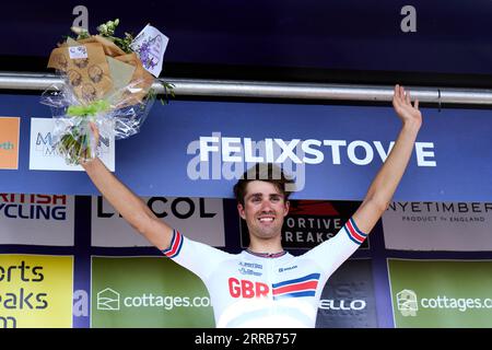 Ethan Vernon, de l'équipe britannique de Grande-Bretagne, célèbre sur le podium après avoir terminé la cinquième étape en tant que meilleur pilote britannique du Tour de Grande-Bretagne 2023, de Felixstowe à Felixstowe. Date de la photo : jeudi 7 septembre 2023. Banque D'Images