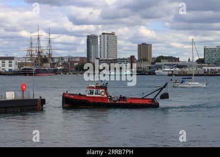 Approche du ponton utilisé par la Gosport Ferry Company. Le Jolly Jack est un remorqueur delta IHC utilisé pour le dragage et les opérations sous-marines. On le voit ici opérer près du ponton du ferry de Gosport. Elle effectue des travaux de dragage d'entretien courant pour le compte de ML (UK) Dredging Ltd Banque D'Images